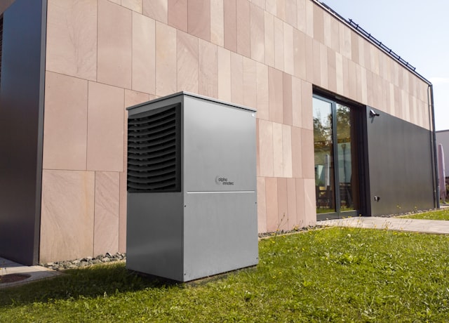 Luft-Wärmepumpe vor modernem Haus